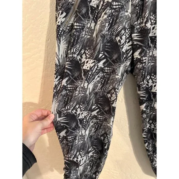 Y Athleta Ruched Hem Black & White Tropical Print Athletic Leggings - Picture 6 of 12